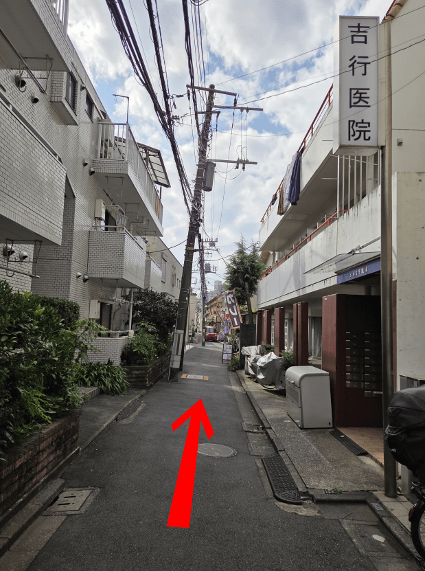 吉行医院を過ぎて直進