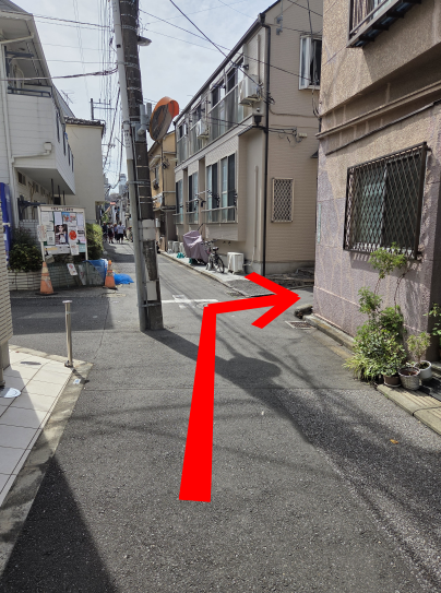 路地で直進後、最初に右折